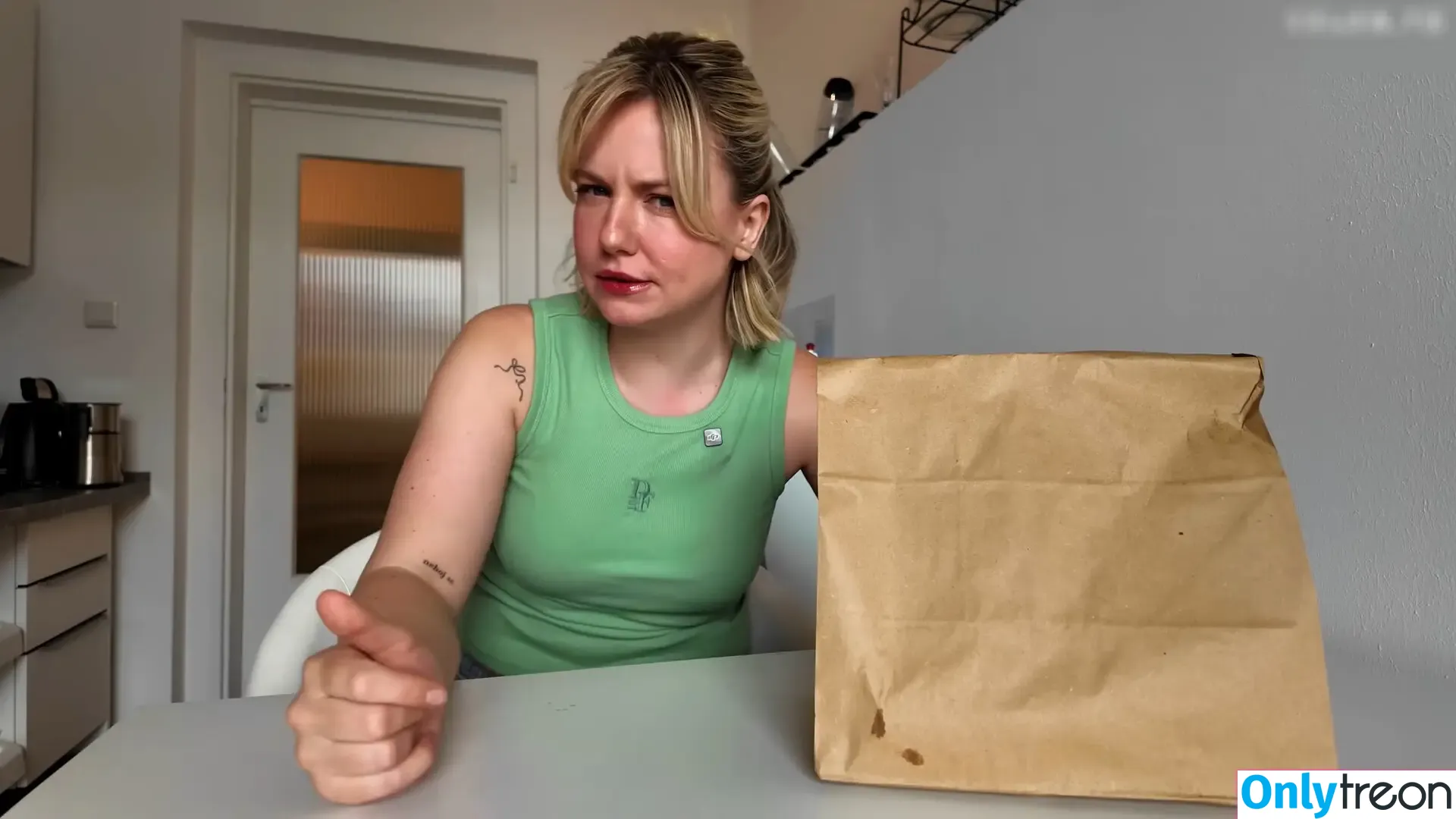 KellyMissesvlog nude photo #0568 (ajandkelz)