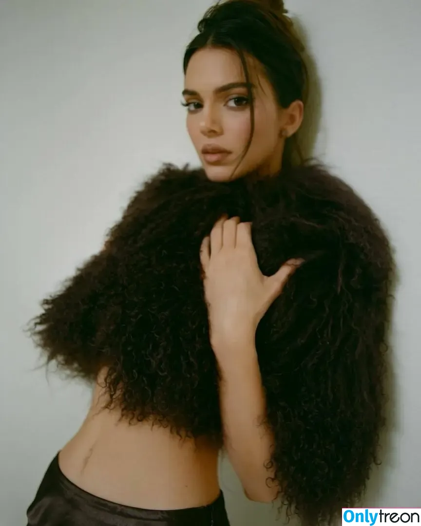 Kendall Jenner nude photo #1626 (KendallJenner)