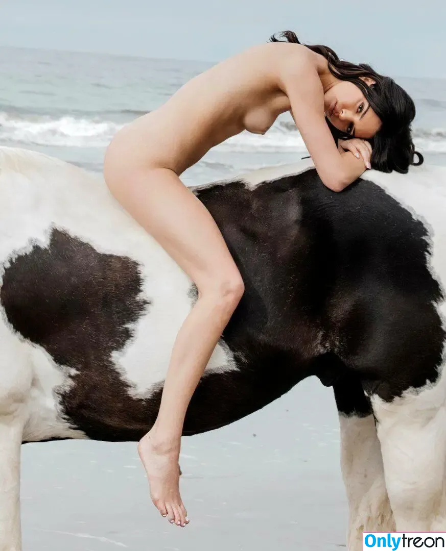 Kendall Jenner nude photo #1759 (KendallJenner)