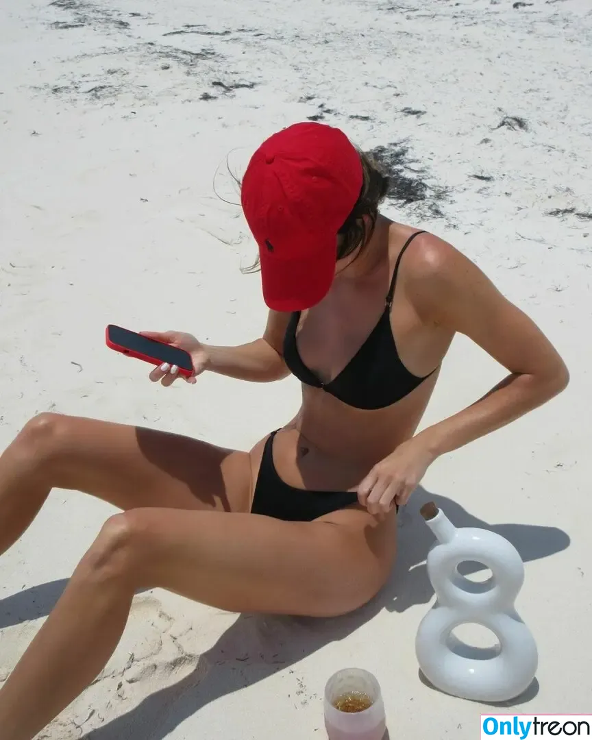 Kendall Jenner nude photo #1929 (KendallJenner)