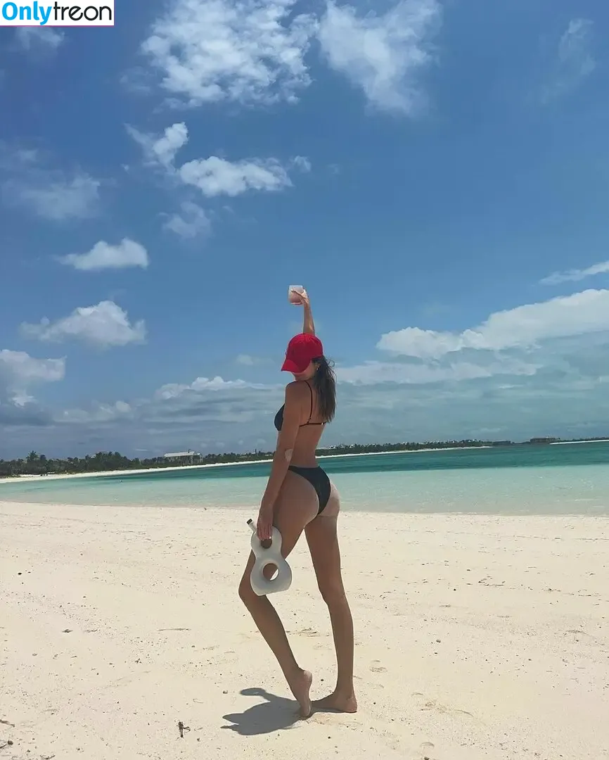 Kendall Jenner nude photo #1932 (KendallJenner)