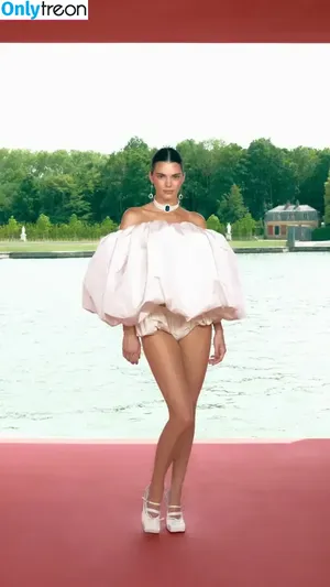 Kendall Jenner / KendallJenner nude photo #2127
