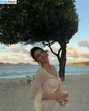 Kendall Jenner / KendallJenner nude photo #2503