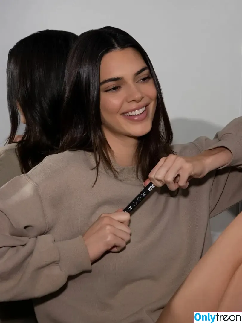 Kendall Jenner nude photo #2154 (KendallJenner)