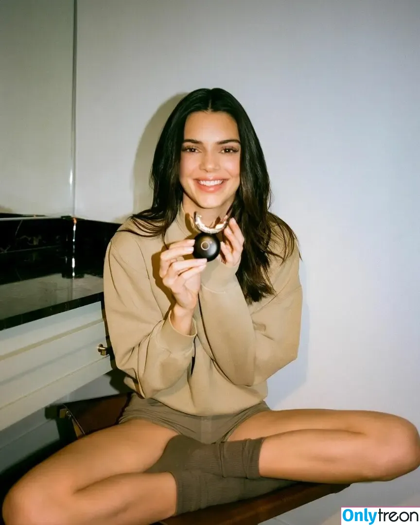 Kendall Jenner nude photo #2156 (KendallJenner)