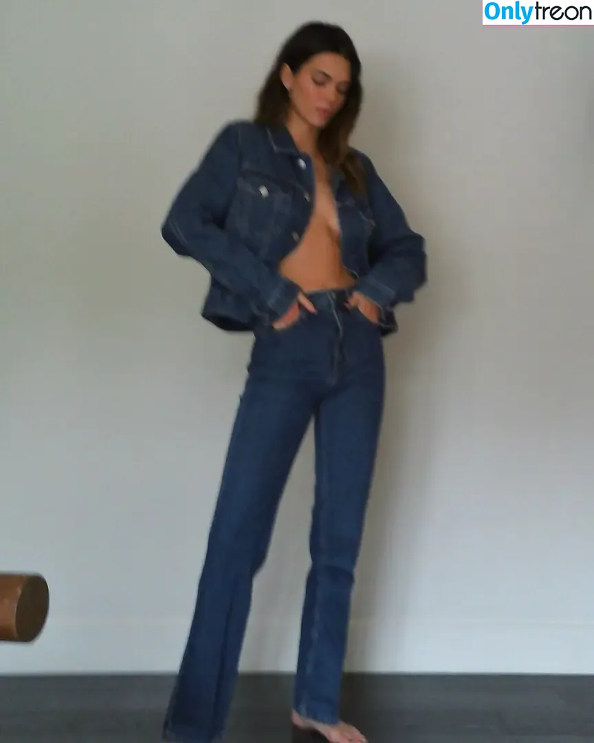 Kendall Jenner nude photo #2181 (KendallJenner)