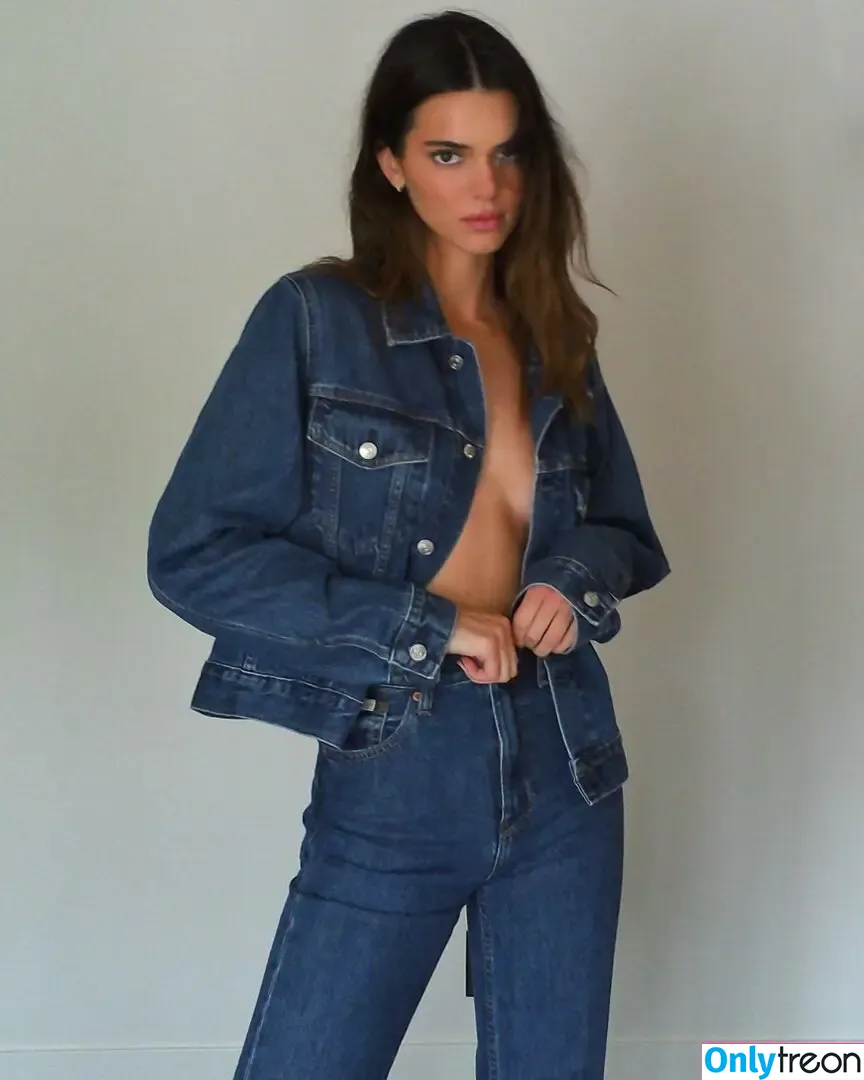 Kendall Jenner nude photo #2184 (KendallJenner)