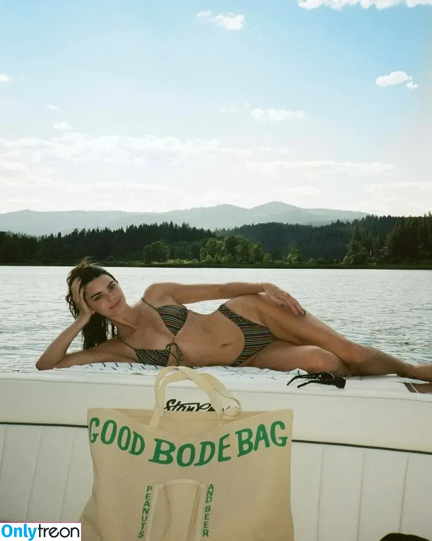 Kendall Jenner nude photo #2198 (KendallJenner)