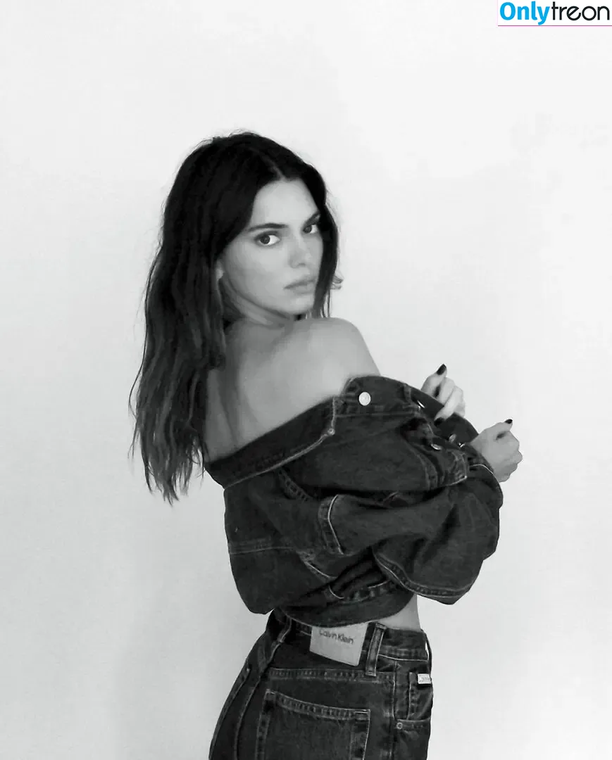 Kendall Jenner nude photo #2201 (KendallJenner)