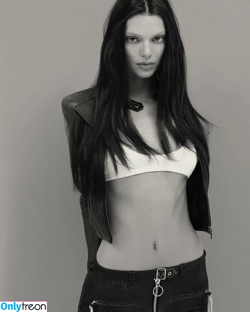 Kendall Jenner nude photo #2239 (KendallJenner)