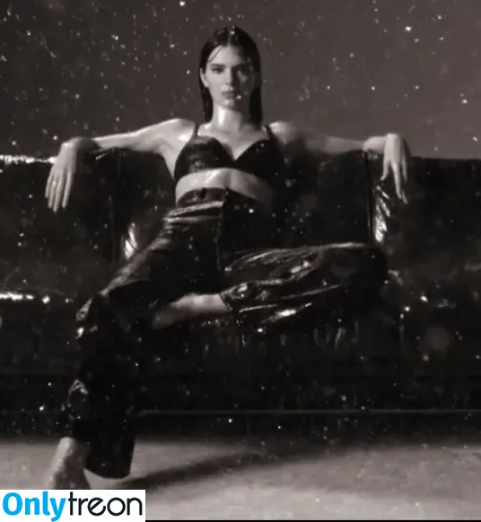 Kendall Jenner nude photo #2297 (KendallJenner)