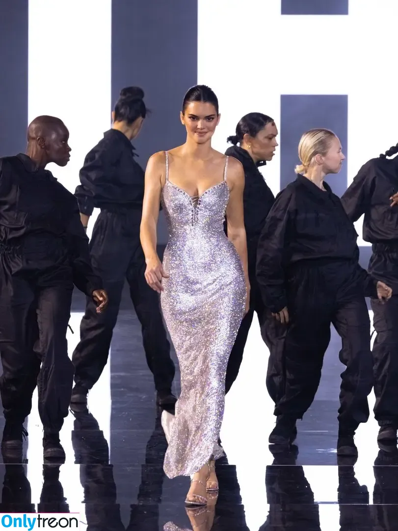 Kendall Jenner nude photo #2307 (KendallJenner)