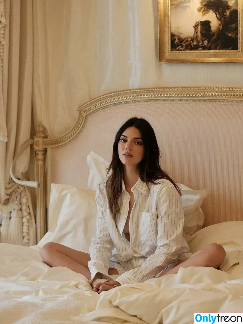 Kendall Jenner nude photo #2317 (KendallJenner)