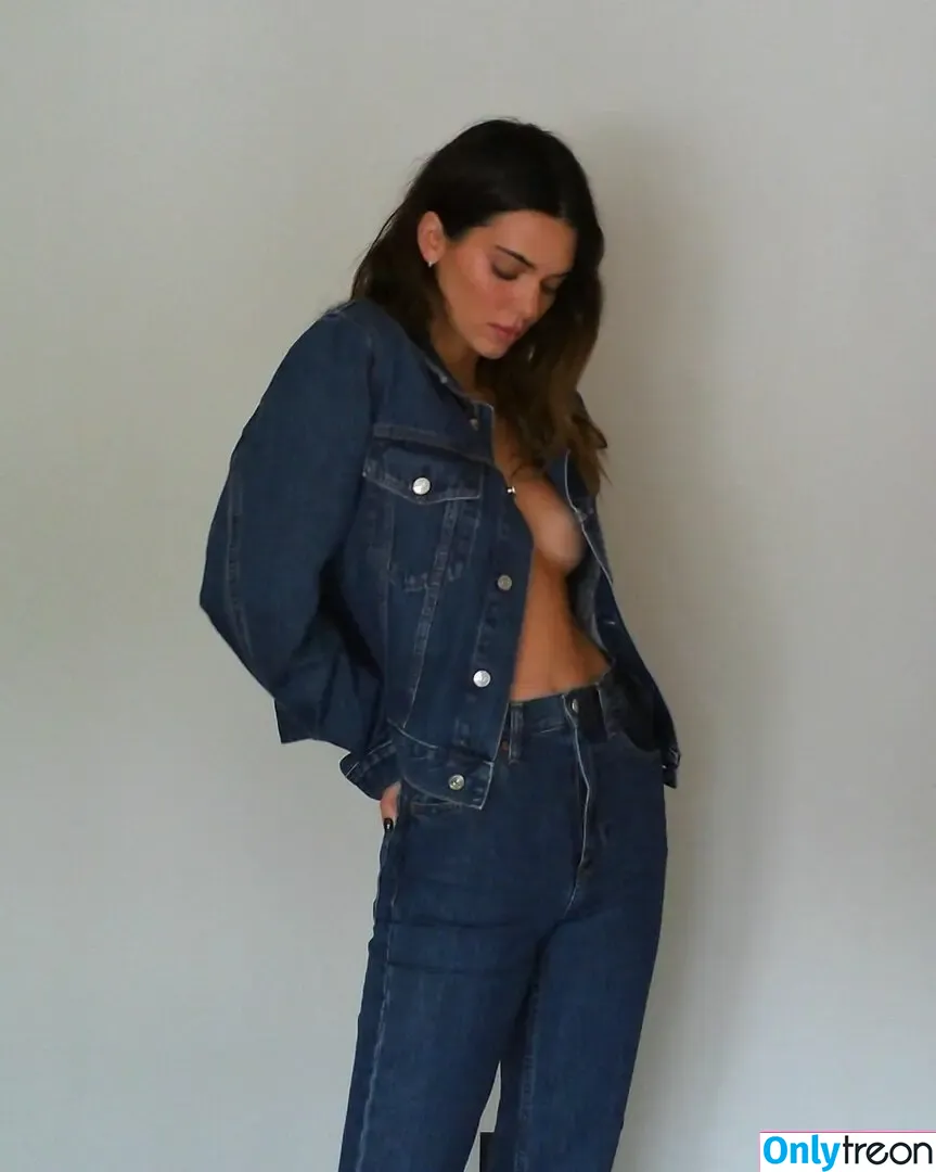 Kendall Jenner nude photo #2398 (KendallJenner)