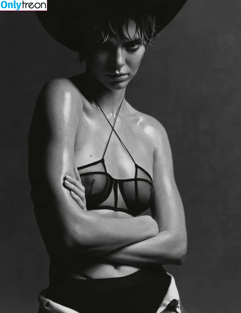 Kendall Jenner nude photo #2423 (KendallJenner)