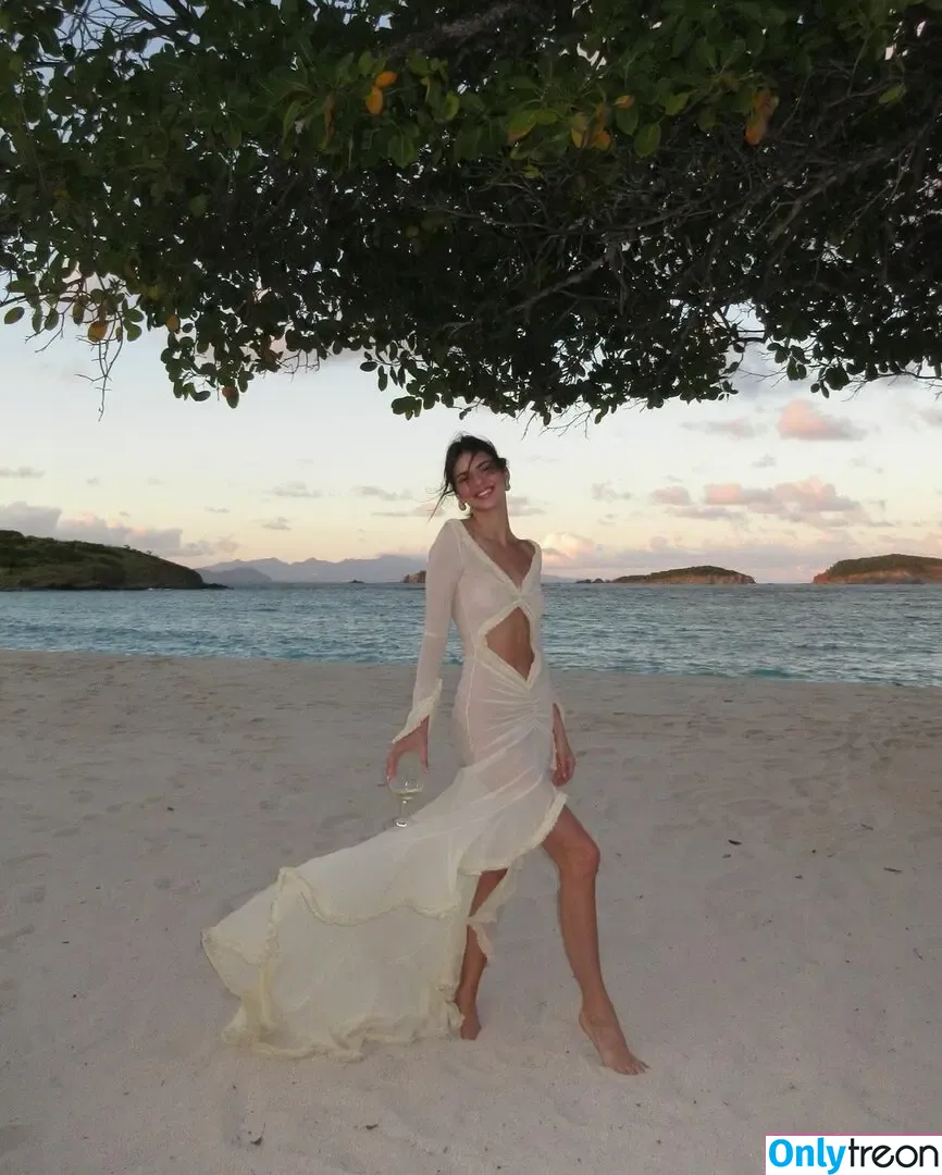 Kendall Jenner nude photo #2499 (KendallJenner)