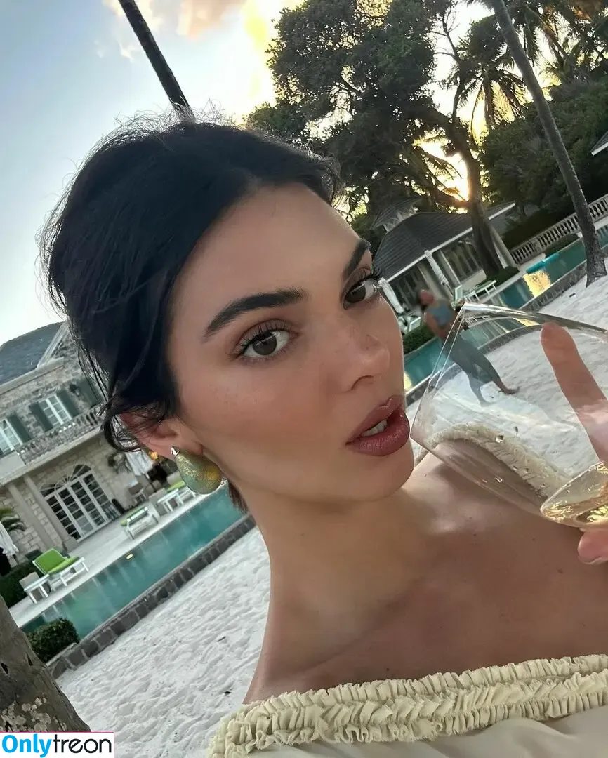 Kendall Jenner nude photo #2500 (KendallJenner)