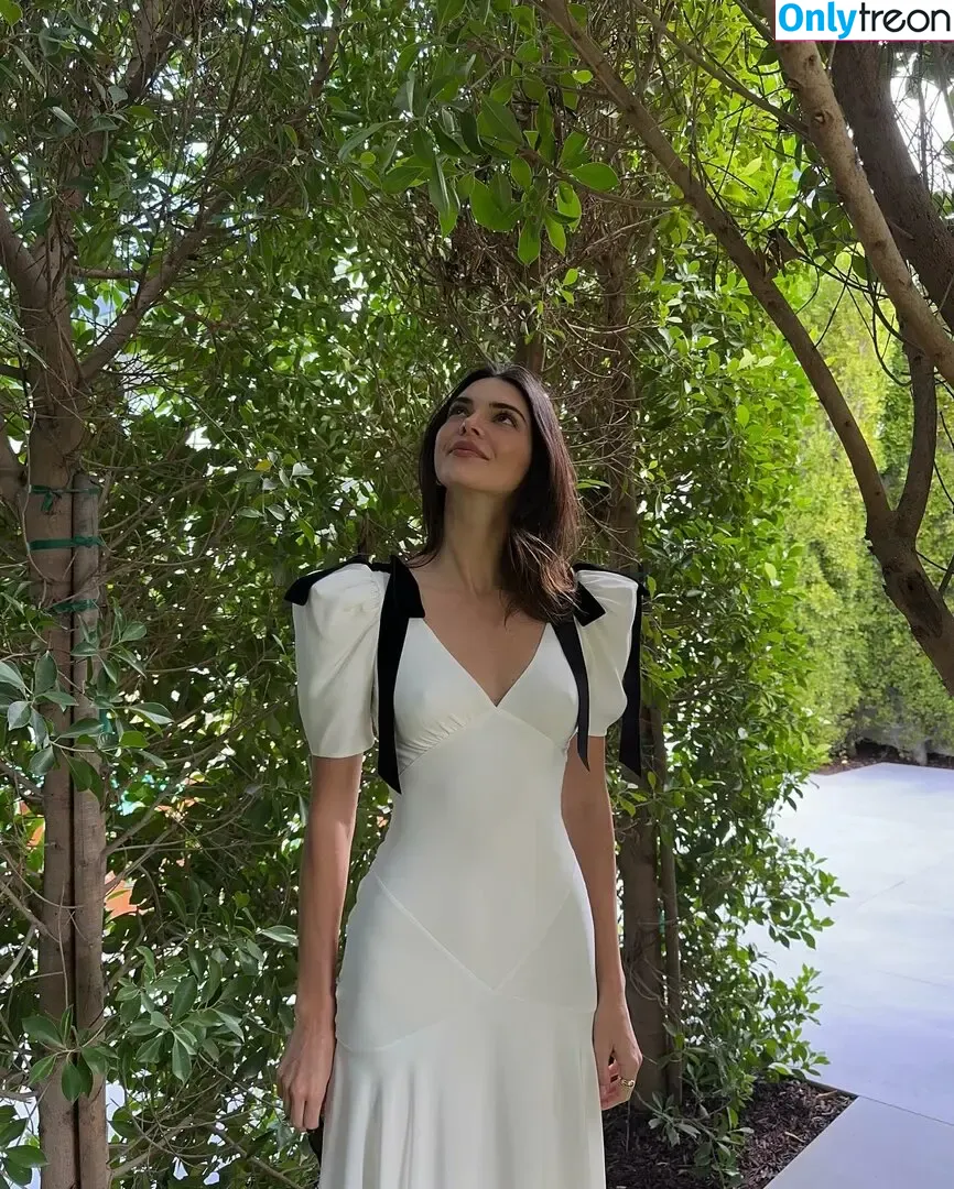 Kendall Jenner nude photo #2645 (KendallJenner)