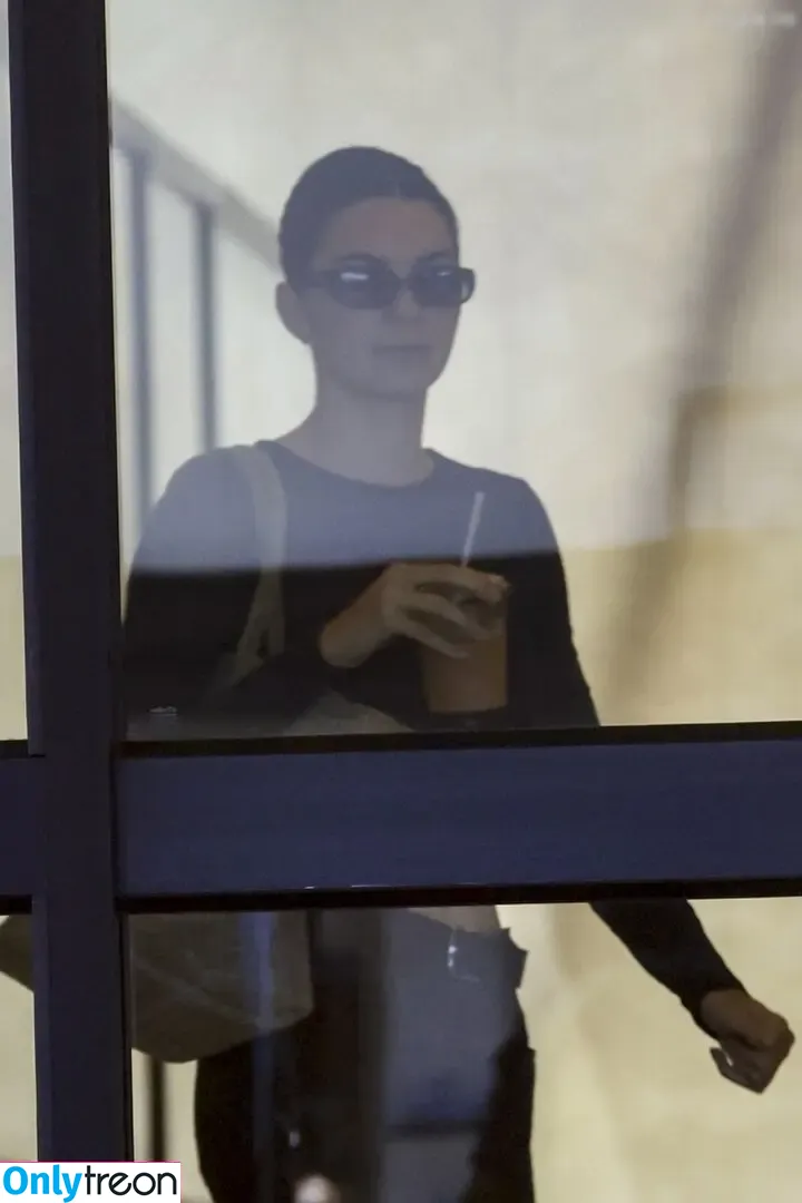 Kendall Jenner nude photo #2959 (KendallJenner)
