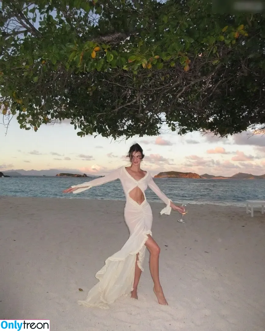 Kendall Jenner nude photo #3054 (KendallJenner)