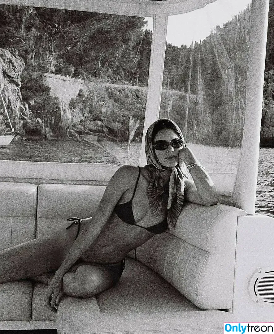 Kendall Jenner nude photo #3131 (KendallJenner)