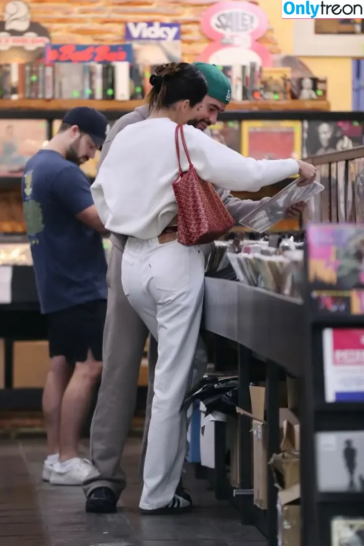 Kendall Jenner nude photo #3137 (KendallJenner)