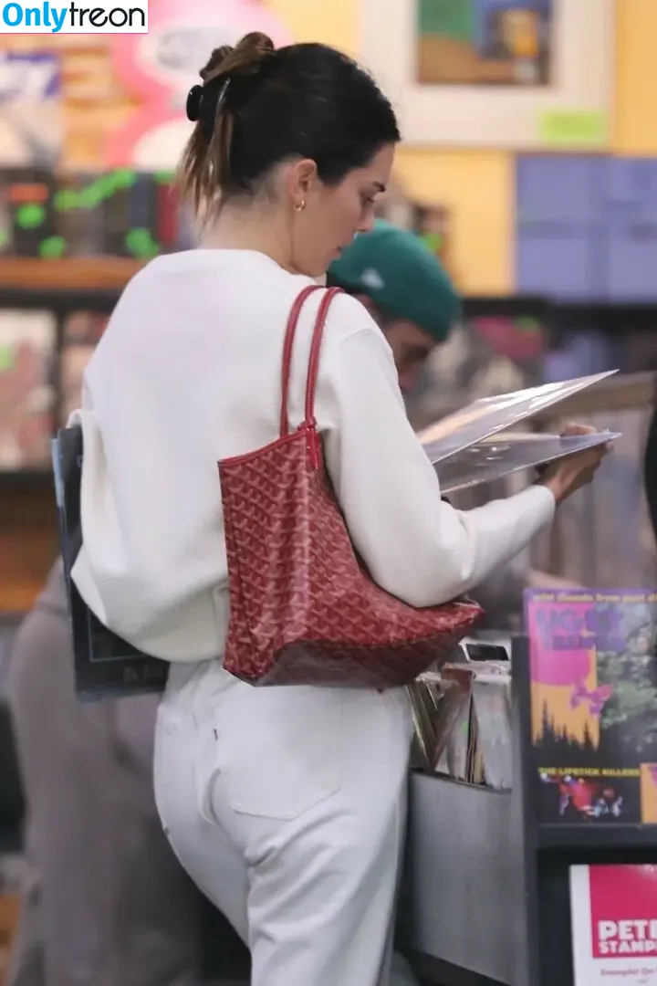 Kendall Jenner nude photo #3143 (KendallJenner)