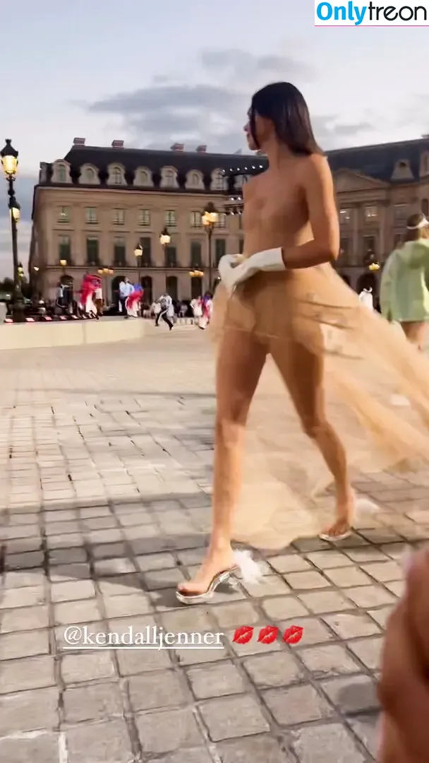 Kendall Jenner nude photo #3240 (KendallJenner)
