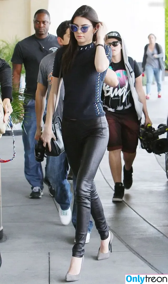 Kendall Jenner nude photo #3402 (KendallJenner)