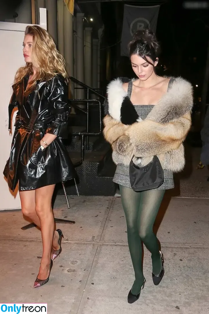 Kendall Jenner nude photo #3441 (KendallJenner)