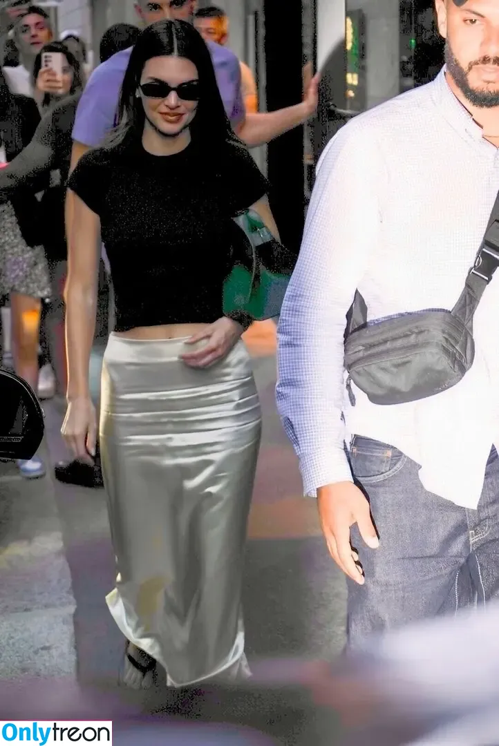 Kendall Jenner nude photo #3629 (KendallJenner)