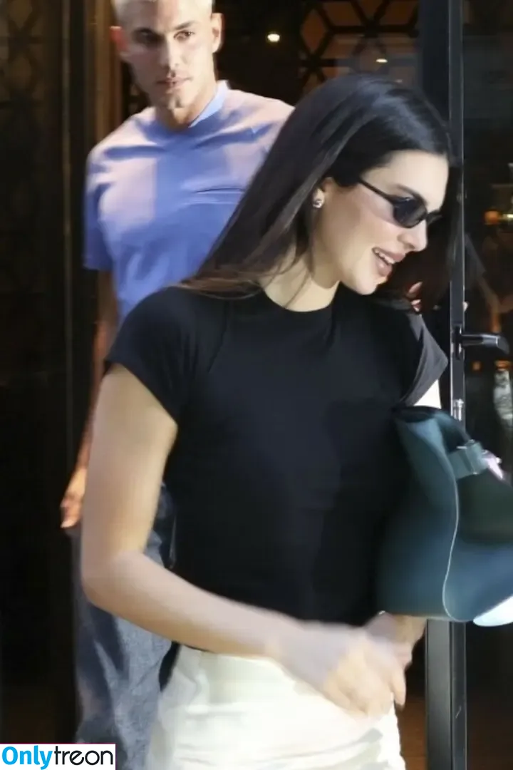 Kendall Jenner nude photo #3659 (KendallJenner)