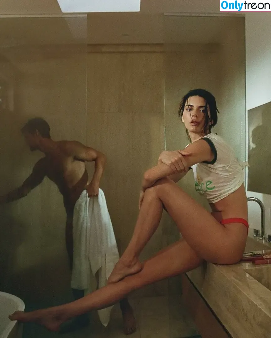 Kendall Jenner nude photo #4118 (KendallJenner)