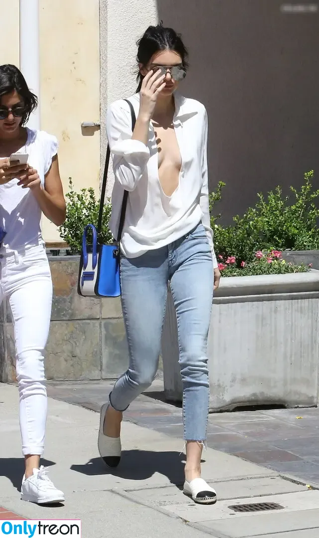 Kendall Jenner nude photo #4162 (KendallJenner)