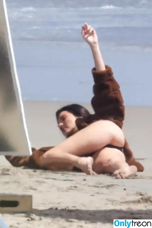 Kendall Jenner nude photo #4211 (KendallJenner)
