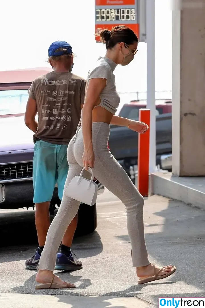 Kendall Jenner nude photo #4743 (KendallJenner)