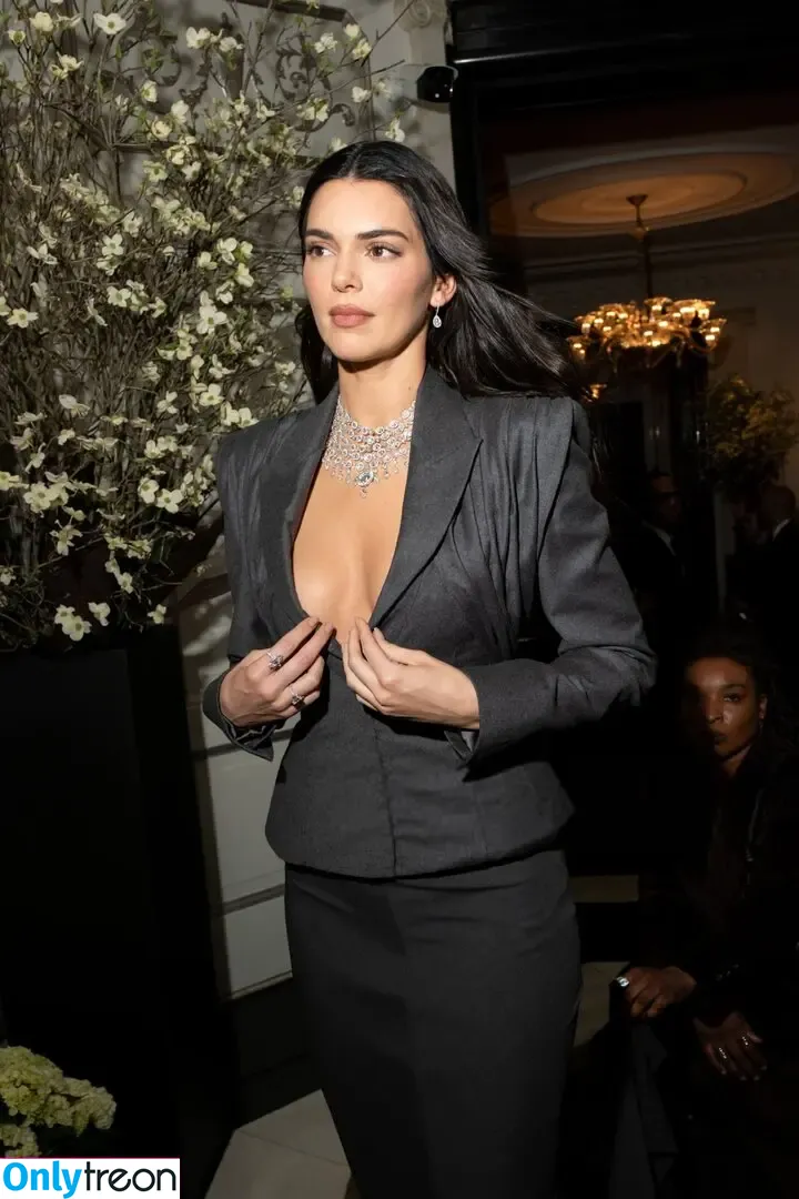 Kendall Jenner nude photo #4784 (KendallJenner)