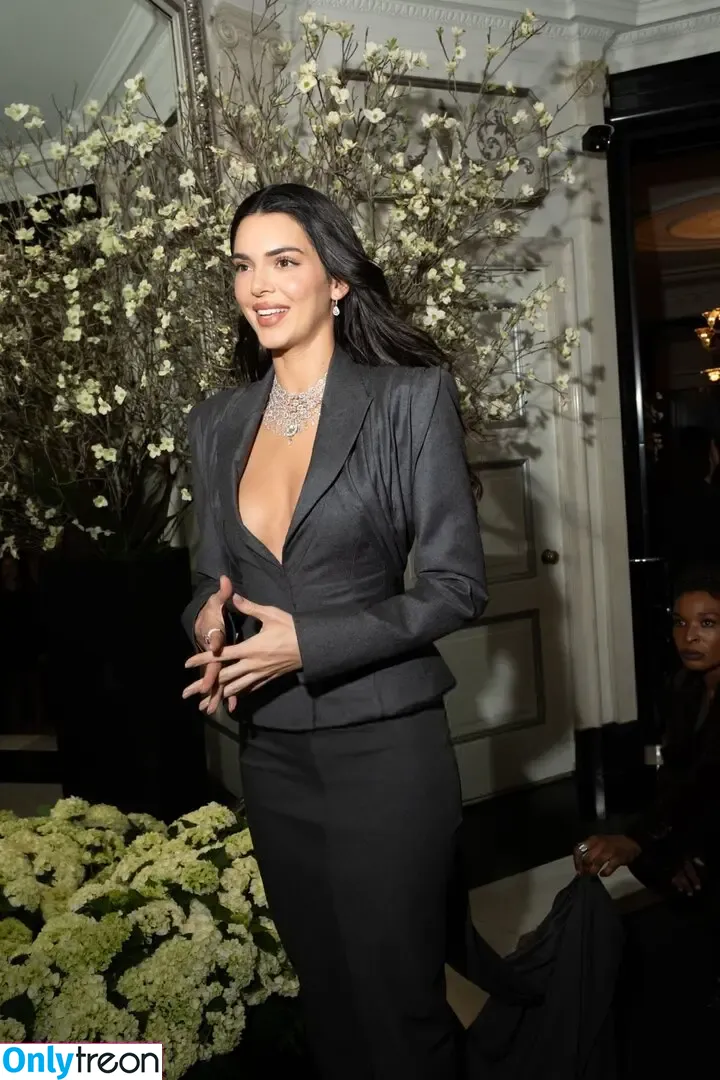 Kendall Jenner nude photo #4787 (KendallJenner)