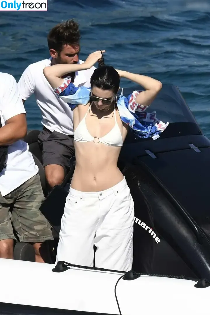 Kendall Jenner nude photo #4890 (KendallJenner)