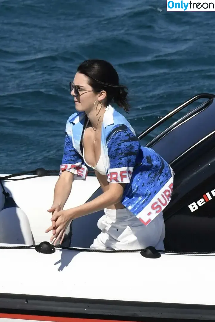 Kendall Jenner nude photo #4891 (KendallJenner)