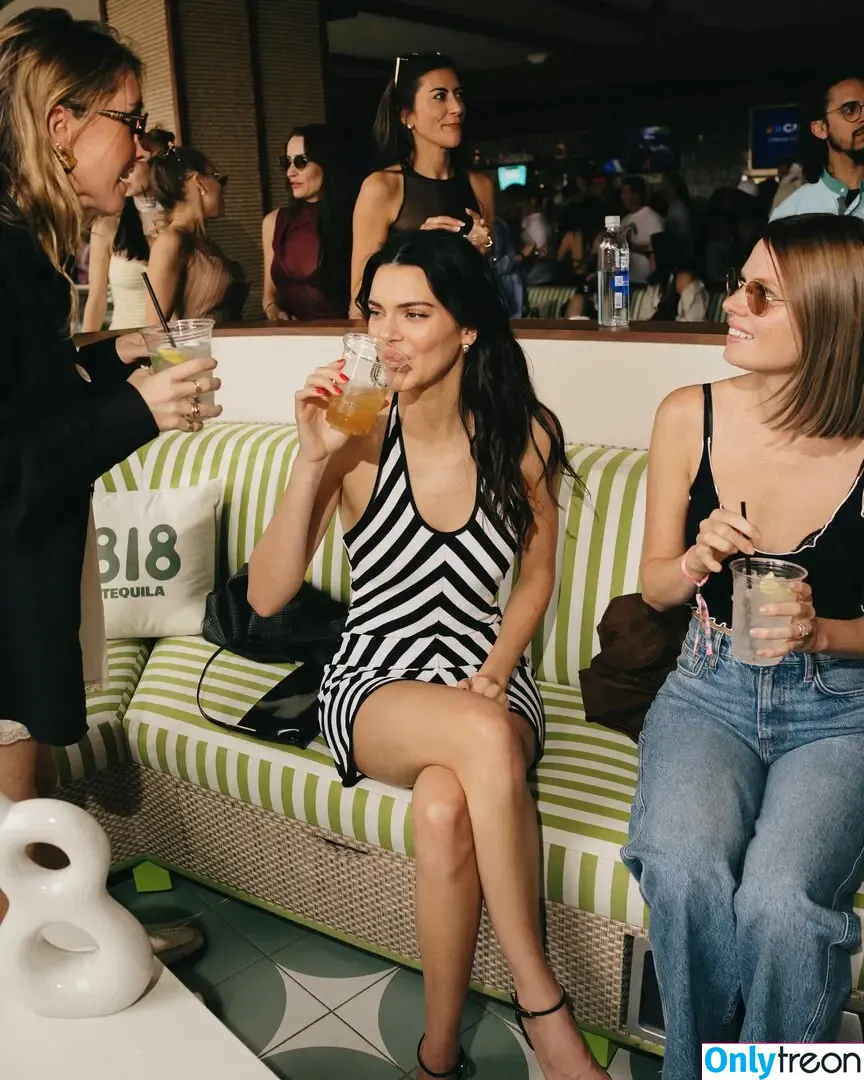 Kendall Jenner nude photo #4937 (KendallJenner)
