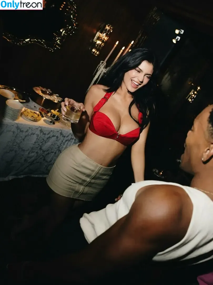 Kendall Jenner nude photo #4943 (KendallJenner)