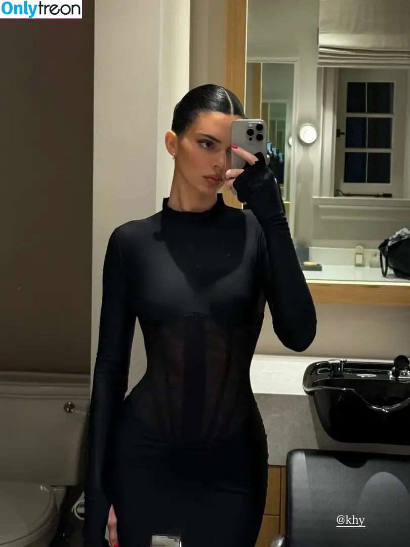 Kendall Jenner nude photo #4944 (KendallJenner)