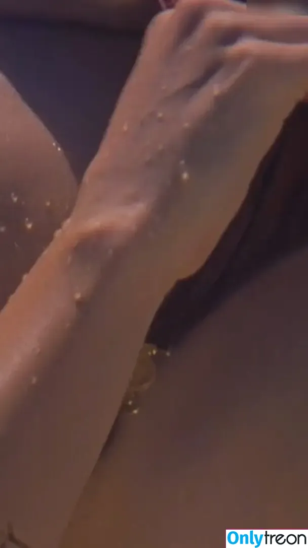 Kendall Jenner nude photo #5054 (KendallJenner)