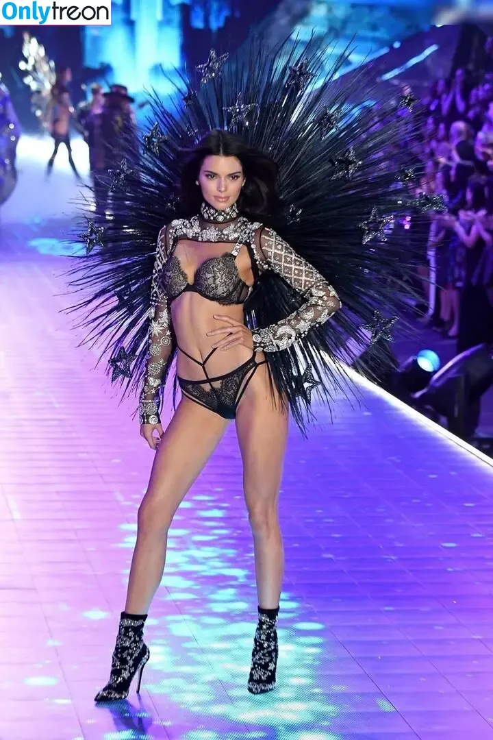 Kendall Jenner nude photo #5083 (KendallJenner)