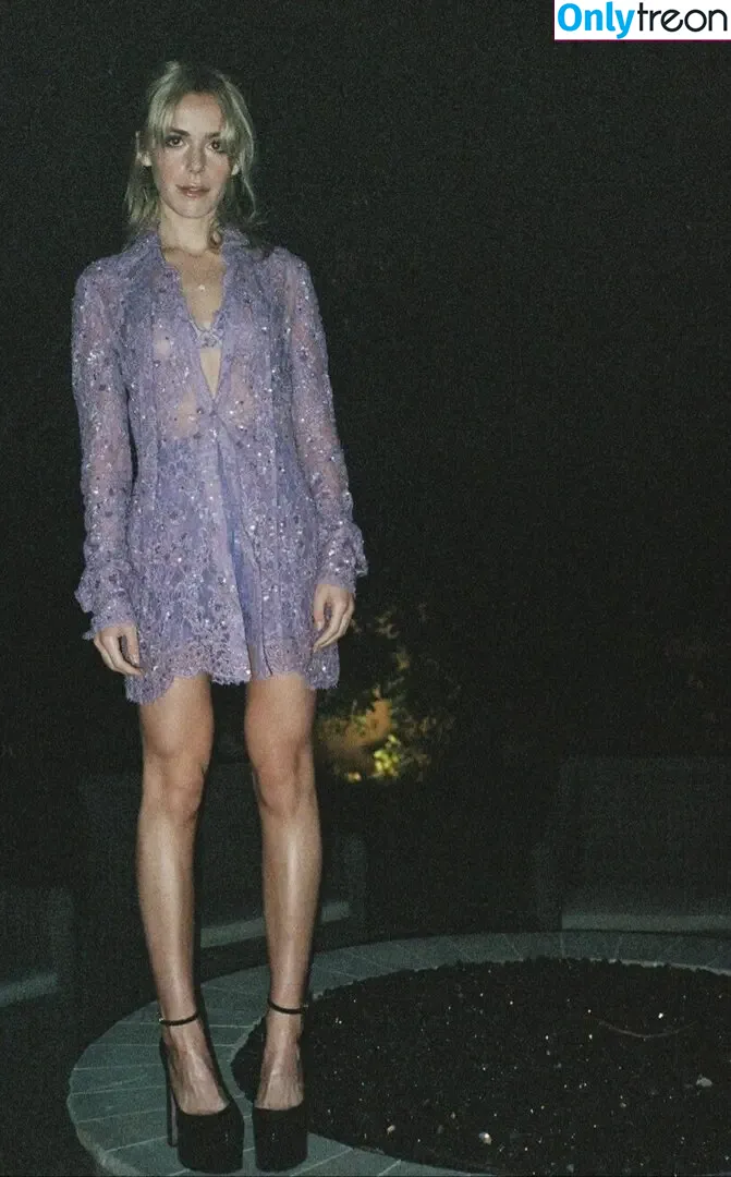 Kiernan Shipka nude photo #2121 (AdventuresSabrina / kiernanshipka)