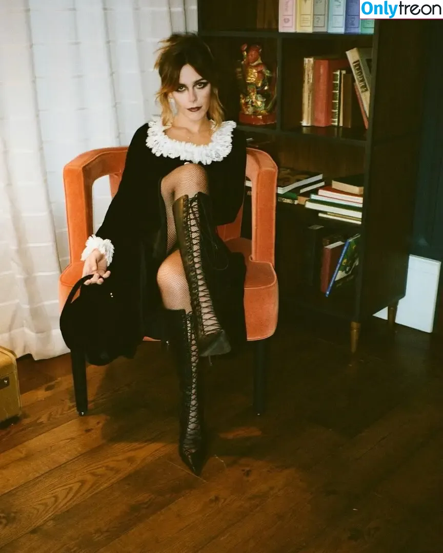 Kiernan Shipka nude photo #2929 (AdventuresSabrina / kiernanshipka)
