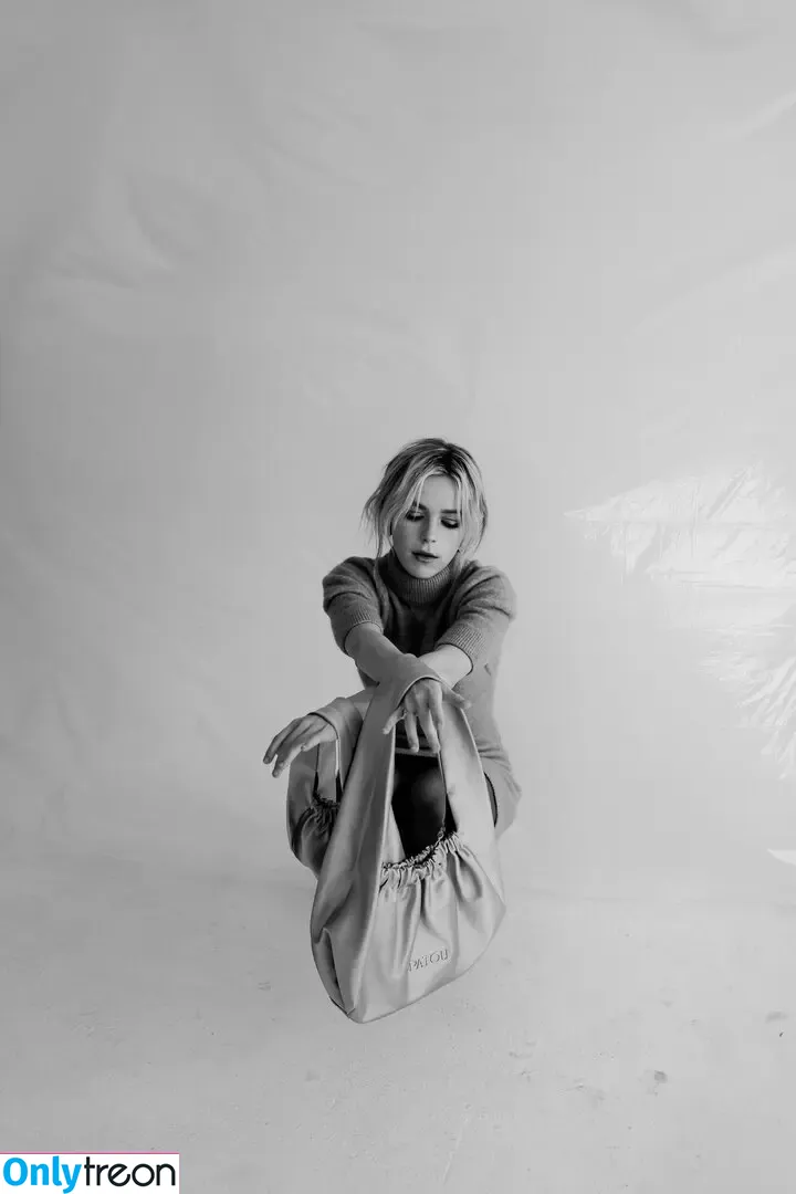 Kiernan Shipka nude photo #3259 (AdventuresSabrina / kiernanshipka)