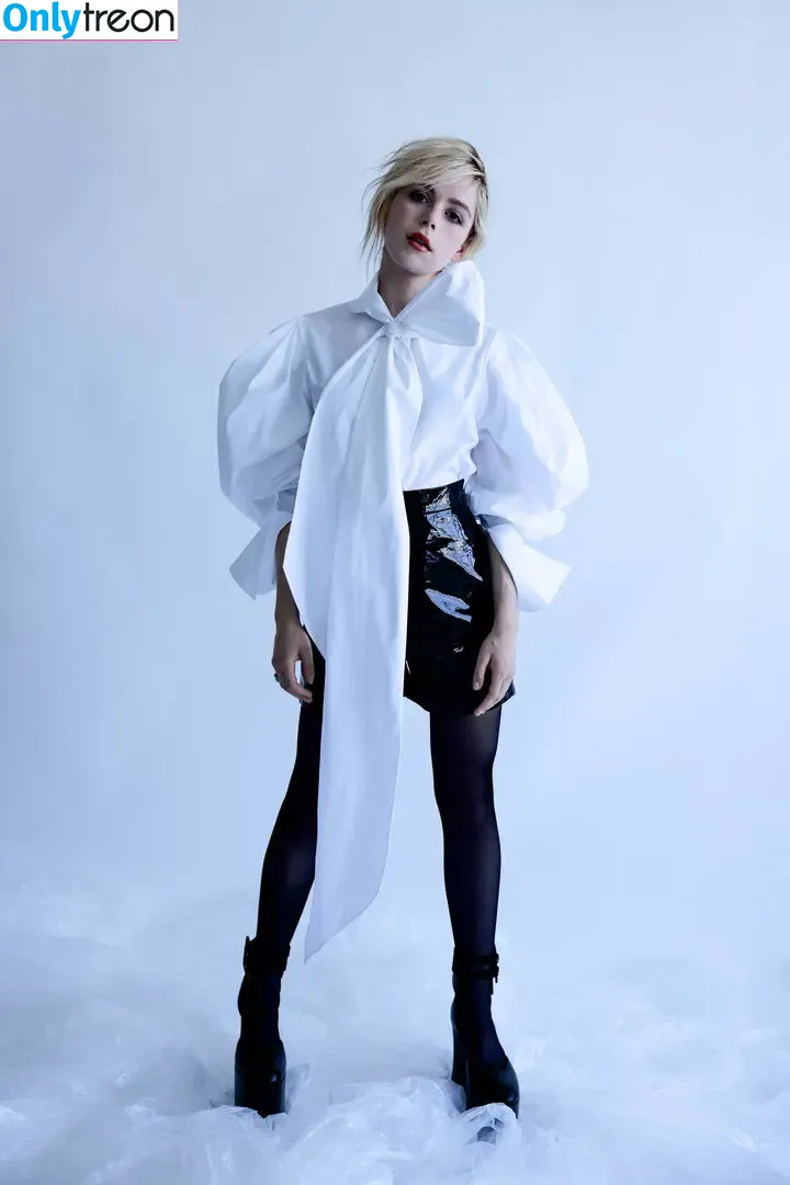 Kiernan Shipka nude photo #3261 (AdventuresSabrina / kiernanshipka)