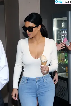 Kim Kardashian / KimKardashian / kim_kardashian nude photo #4358